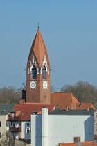 Im Bild der Turm der im neugotischen Stil erbauten katholischen Kirche „Maria Rosenkranzknigin“. (Demmin, Mrz 2025)