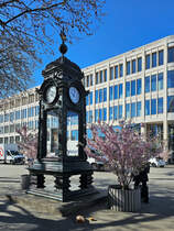 Die 1885 als multifunktionale Wettersule eingeweihte Krpcke-Uhr gilt als eines der Wahrzeichen der niederschsischen Landeshauptstadt Hannover. (April 2025)