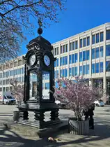 Die 1885 als multifunktionale Wetters�ule eingeweihte Kr�pcke-Uhr gilt als eines der Wahrzeichen der nieders�chsischen Landeshauptstadt Hannover. (April 2025)