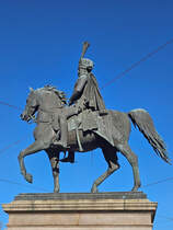 Das Reiterstandbild des hannoverschen Knigs Ernst August I. steht direkt vor dem Hauptbahnhof in Hannover. (April 2025)