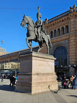 Das im Jahre 1861 aus Bronze gegossene Reiterstandbild zeigt Knig Ernst August I. in einer Husarenuniform. (Hannover, April 2025)