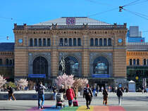 Der Ernst-August-Platz in Hannover und liegt direkt vor dem Hauptbahnhof in Hannover. (April 2025)