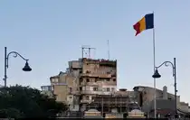 Willkommen in Bukarest (RO). Szenerie mit Wohngeb�ude und den Landesfarben an der Kreuzung Calea Victoriei/Bulevardul Regina Elisabeta.

🕓 16.9.2024 | 19:21 Uhr