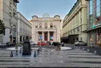 Odeon-Theater an der Calea Victoriei in București (RO). Davor eine Statue von Mustafa Kemal Atat�rk, dem Begr�nder der T�rkei.

🕓 16.9.2024 | 19:20 Uhr