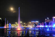 Farbenfrohes Wasserspiel unter Mondschein: auf dem Vereinigungsplatz (Piața Unirii) in București (RO).

🕓 18.9.2024 | 21:40 Uhr