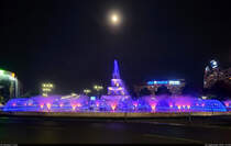 Abends sprudeln auf dem Vereinigungsplatz (Piața Unirii) in București (RO) die Fontnen, die auch illuminiert werden, wie hier am groen Brunnen in der Mitte des Platzes. Der Mond schaut ebenfalls zu.

🕓 18.9.2024 | 22:06 Uhr