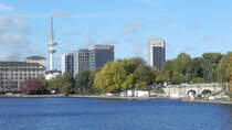 Auf der Binnenalster in Hamburg mit Blick auf den Heinrich-Hertz-Turm am 24.10.2022.