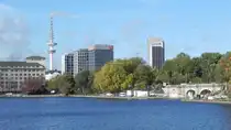 Auf der Binnenalster in Hamburg mit Blick auf den Heinrich-Hertz-Turm am 24.10.2022.