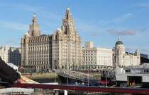 

Das Royal Liver Building ist eines der Wahrzeichen von Liverpool und wurde nach der Royal Liver Assurance benannt, die das Gebude als Hauptsitz der Versicherung erbauen lie. Entworfen wurde es von Walter Aubrey Thomas und war eine der ersten mehrstckigen Stahlbetonkonstruktionen sowie eines der ersten Hochhuser Grobritanniens. (Text Wikipedia) am 13.09.2012.