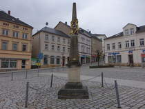 Sebnitz, Kurschsische Postmeilensule am Markt (29.03.2025)