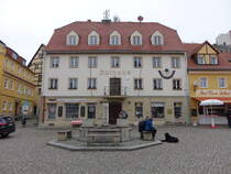 Stadt Wehlen, Rathaus am Markt, einfacher Putzbau mit Krppelwalmdach, erbaut im 18. Jahrhundert (29.03.2025)