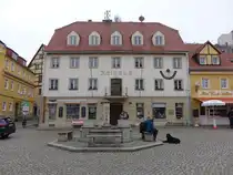 Stadt Wehlen, Rathaus am Markt, einfacher Putzbau mit Kr�ppelwalmdach, erbaut im 18. Jahrhundert (29.03.2025)