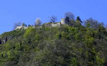 Singen am Bodensee, Blick von der Stadt zur Burgruine auf dem 696m hohen Vulkankegel Hohentwiel, April 2025 
