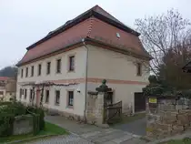Struppen, Pfarrhaus am Kirchberg, erbaut von 1748 bis 1750 (29.03.2025)