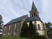 Eschdorf, evangelische St. Barbara Kirche, erbaut ab 1225, Chor erbaut 1546, Umbau 1886 im Stil der Neuromanik (30.03.2025)