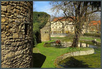 Die Wasserburg Schklen entstand bereits im 10. Jahrhundert. Hier ist die Ostseite der Ruine mit den zwei Ecktrmen zu sehen. (05.04.2025)