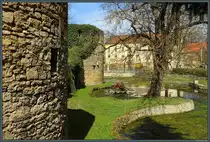 Die Wasserburg Schk�len entstand bereits im 10. Jahrhundert. Hier ist die Ostseite der Ruine mit den zwei Eckt�rmen zu sehen. (05.04.2025)