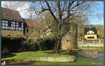 Die Wasserburg Schklen liegt direkt im Zentrum des gleichnamigen Ortes. Hier ist das im Burghof stehende Fachwerkhaus und der nordstliche Eckturm zu sehen. (05.04.2025)