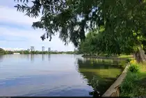 Hinten Hochh�user, vorne Gr�n: Panorama am Herăstrău-See (Lacul Herăstrău) im Norden von București (RO).

🕓 17.9.2024 | 15:06 Uhr