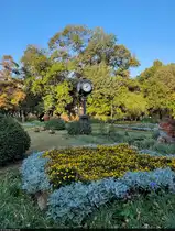 Richtiges Timing: Eine der in den Gr�nanlagen von București (RO) stehenden Uhren, ums�umt von Blumen im Cișmigiu-Park (Parcul Cișmigiu), dem gr��ten und �ltesten Park der Hauptstadt.

🕓 19.9.2024 | 8:04 Uhr