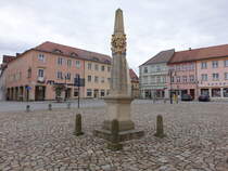 Neustadt in Sachsen, kurschsische Postmeilensule am Marktplatz (30.03.2025)