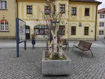 Neustadt in Sachsen, Osterschmuck vor dem Haus Voogt am Markt (30.03.2025)