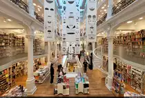 Namhafte Buchhandlung im Herzen von București (RO): Cărturești Carusel – er�ffnet 2015. Das Geb�ude erstreckt sich �ber vier Etagen; zu sehen ist hier das Erdgeschoss.

🕓 18.9.2024 | 14:02 Uhr