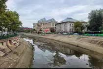 Am Justizpalast (Palatul Justiției) in București (RO) wurde das Wasser des hier kanalisierten Flusses D�mbovița abgelassen. Dabei kommt der ganze Unrat zum Vorschein, den st�dtische Mitarbeitern dann entfernen m�ssen. Auch z. B. ein E-Scooter fand sich im Flussbett.

🕓 18.9.2024 | 14:28 Uhr