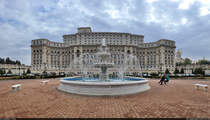 Irrsinnig groer kommunistischer Bau: der Parlamentspalast (Palatul Parlamentului) in București (RO), errichtet in den 1980er-Jahren im Auftrag des Diktators Nicolae Ceaușescu.
Das Foto zeigt die Nordfassade des Gebudes. Direkt nebenan wird die neue Nationalkathedrale gebaut, wie am rechten Rand zu erahnen ist.

🕓 18.9.2024 | 15:34 Uhr