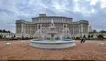 Irrsinnig gro�er kommunistischer Bau: der Parlamentspalast (Palatul Parlamentului) in București (RO), errichtet in den 1980er-Jahren im Auftrag des Diktators Nicolae Ceaușescu.
Das Foto zeigt die Nordfassade des Geb�udes. Direkt nebenan wird die neue Nationalkathedrale gebaut, wie am rechten Rand zu erahnen ist.

🕓 18.9.2024 | 15:34 Uhr