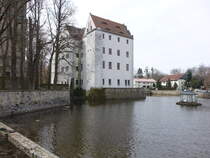 Schnfeld, Schloss mit Wassergraben, erbaut im 16. Jahrhundert (30.03.2025)