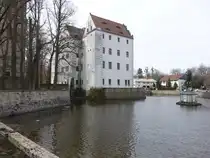 Sch�nfeld, Schloss mit Wassergraben, erbaut im 16. Jahrhundert (30.03.2025)