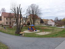 Strza, Spielplatz und Huser am Dorfplatz (30.03.2025)