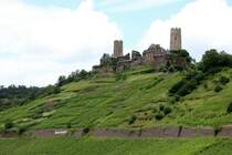 Blick auf die Burg Thurant oberhalb des Ortes Alken / Mosel im Juni 2024.