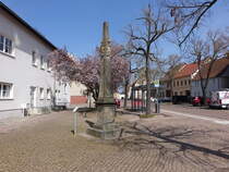 Brehna, kurschsische Postmeilensule am Markt (12.04.2025)
