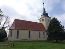 Kyhna, evangelische Kirche, Saalkirche mit polygonalem Chor und krftigem Westturm, erbaut im 13. Jahrhundert, umgebaut 1578 (12.04.2025)