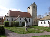 Lissa, evangelische Kirche, erbaut im 12. Jahrhundert, romanische Saalkirche mit Westturm (12.04.2025)