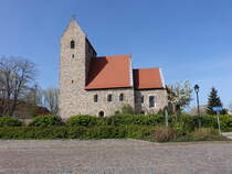 Thalheim, evangelische Kirche am Ernst Thlmann Platz, erbaut von 1150 bis 1200 aus schwerem Porphyrbruchgestein und Findlingen (12.04.2025)