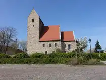 Thalheim, evangelische Kirche am Ernst Th�lmann Platz, erbaut von 1150 bis 1200 aus schwerem Porphyrbruchgestein und Findlingen (12.04.2025)