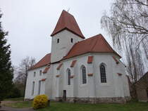 Wolteritz, evangelische Kirche, sptromanisch, Chor erbaut um 1500, verputztes Bruchsteinbauwerk mit Korbbogenfenstern und Satteldach (12.04.2025)