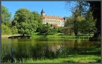 Angrenzend an das Schloss Wiesenburg erstreckt sich ein schner Schlosspark, zu dem auch der Inselsee gehrt. Die Wiesenburg entstand im 12. Jahrhundert, wesentliche noch erhaltene Bauten stammen aus dem 16. Jahrhundert. Heute dient sie berwiegend Wohnzwecken. (Wiesenburg, 27.04.2025)
