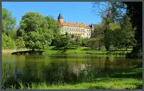 Angrenzend an das Schloss Wiesenburg erstreckt sich ein sch�ner Schlosspark, zu dem auch der Inselsee geh�rt. Die Wiesenburg entstand im 12. Jahrhundert, wesentliche noch erhaltene Bauten stammen aus dem 16. Jahrhundert. Heute dient sie �berwiegend Wohnzwecken. (Wiesenburg, 27.04.2025)