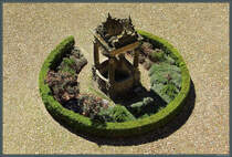 Im Innenhof des Schlosses Wiesenburg befindet sich das Brunnenhuschen. (Wiesenburg, 27.04.2025)