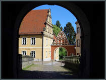 Blick durch das Torhaus von Schloss Wiesenburg auf das Mnnekentor. (Wiesenburg, 27.04.2025)