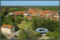 Blick vom Bergfried der Burg Eisenhardt auf die Altstadt von Bad Belzig, die vom Turm der Marienkirche �berragt wird. (27.04.2025)