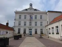 Auchel, Rathaus Hotel de Ville am Place Andre Mancey, erbaut im 16. Jahrhundert (25.04.2025)