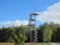 Der 30m hohe Aussichtsturm  Sch�ne H�he  bei Langenwolschendorf (N�he Zeulenroda) wurde 2021 er�ffnet. Bild vom 16.10.2021.