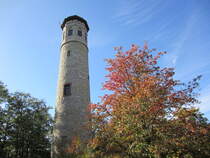 Der 26m hohe Paulinenturm auf dem Adelsberg bei Bad Berka wurde 1884 aus regionalem Sandstein erbaut. Bild vom 14.10.2019.