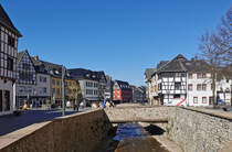 Bad Mnstereifel - Markt -  Werther Str. und Erft mit neuer Brcke und Seitenbefestigung nach der Flut - 13.04.2025