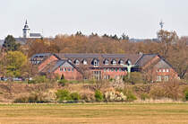 Styler Mission mit Christusstatue in Sankt Augustin. Im Hintergrund die Kirche St. Michael auf dem Michaelsberg in Siegburg - 04.04.2025